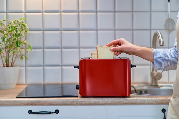 Tostapane rosso moderno per cucinare toast