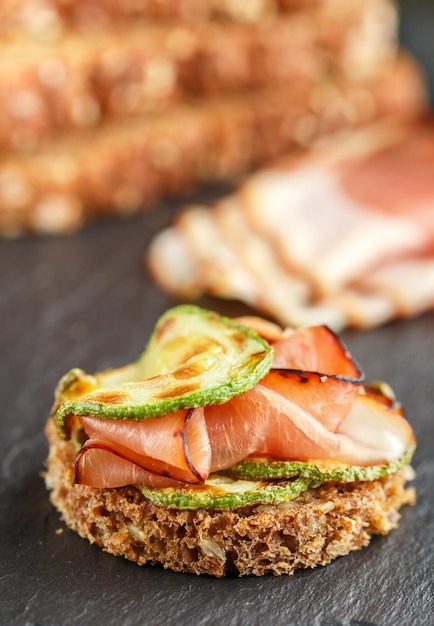 Tostare il pane di segale con il prosciutto