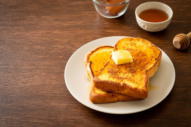 Tostato alla francese con burro e miele per colazione