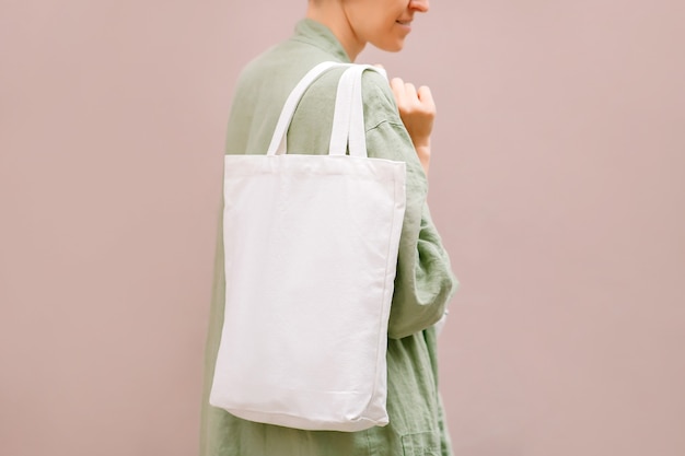 Tote bag in tela bianca in mani femminili. Modello. Concetto ecologico.