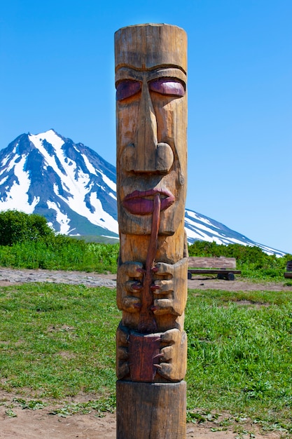 Totem aborigeno di Kamchatka sul vulcano