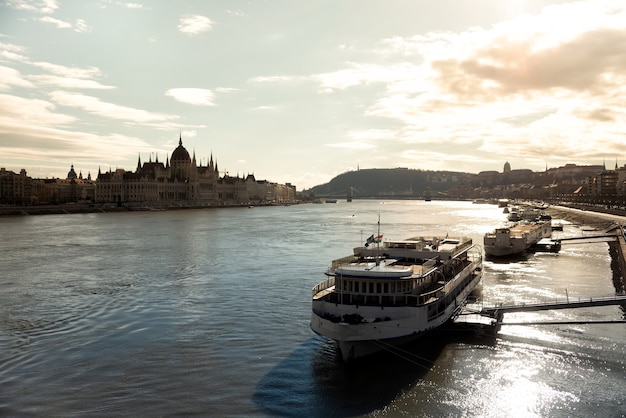 Tour in barca sul Danubio con la sagoma del Parlamento sullo sfondo. Budapest, Ungheria