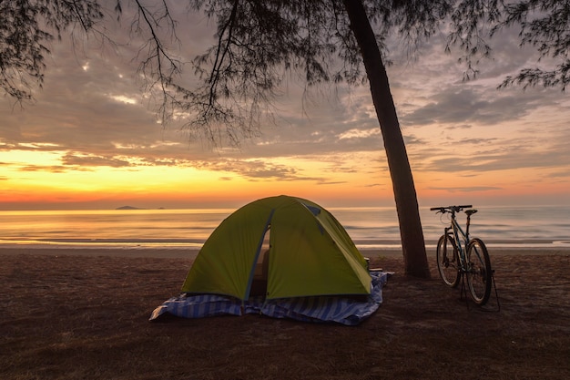 Touring biciclette e tende durante l'alba sulla spiaggia.Biciclette e tenda rifugio sulla spiaggia al Mar Baltico coast
