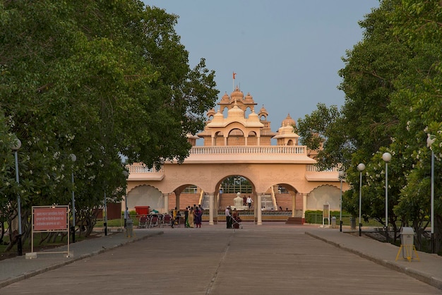 Tourist godendo di una meraviglia architettonica a Anand Sagar Shri Saint Gajanan Maharaj Sansthan Anand Sagar è luogo di attrazione turistica di Shegaon Maharashtra India