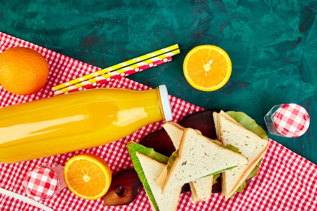 Tovaglia a quadretti rossa, cestino, cibo sano