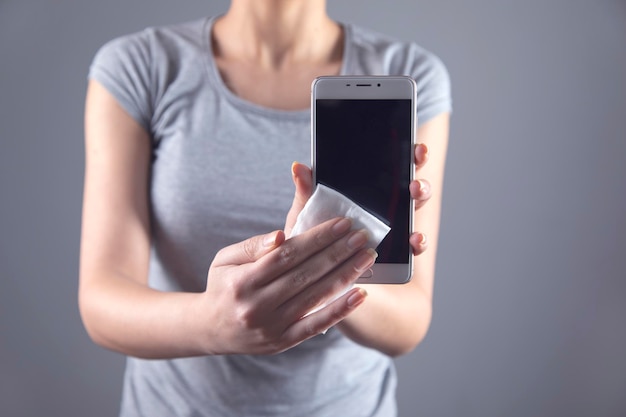 Tovagliolo e telefono della mano della donna