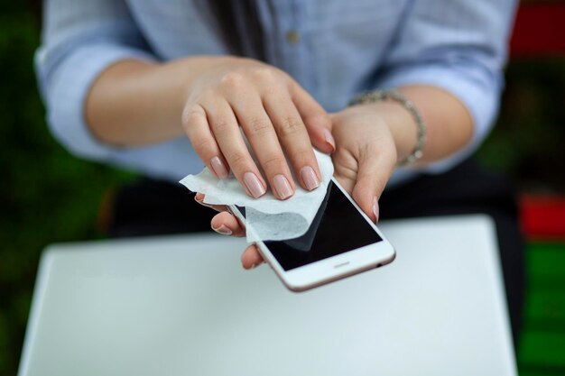 Tovagliolo e telefono della mano della donna