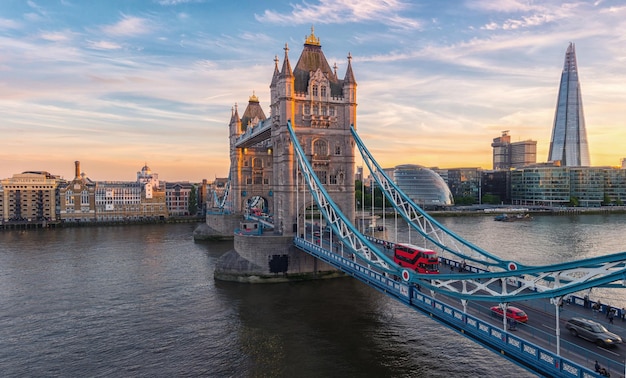 Tower Bridge a Londra nel Regno Unito Tramonto con belle nuvole