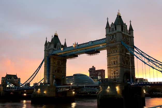 Tower bridge al tramonto