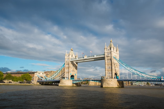 Tower Bridge di Londra durante la notte