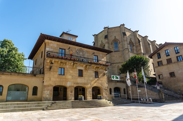 Town Square con il municipio nel comune di Lezo, la piccola città costiera della provincia di Gipuzkoa, Paesi Baschi