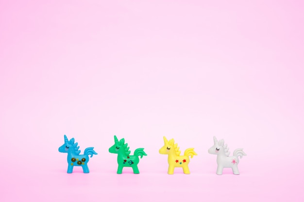 Toy unicorno carino su una rosa