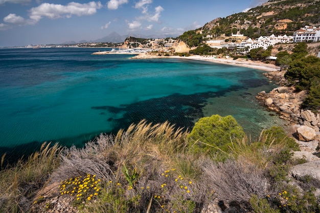 Tra Altea e Calpe l'area del punto Mascarat con le sue spiagge di acque turchesi, Alicante, Spagna