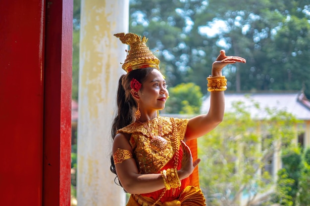 Tra Vinh VIETNAM 01 APRILE 2023 Bella ragazza con costume I ballerini tradizionali Khmer Apsara si esibiscono in una pagoda in Vietnam L'apsara rappresenta un motivo importante nei templi Khmer