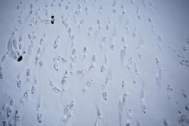 tracce asfalto neve, ghiaccio, tracce di persone da scarpe su neve, tempo di rimozione della neve