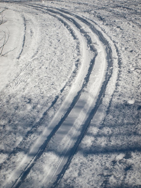 Tracce dei fondisti in neve fresca.