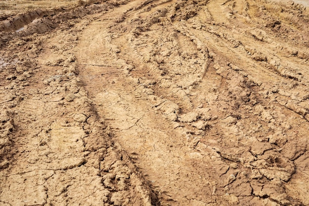 Tracce delle ruote su strada sterrata rurale