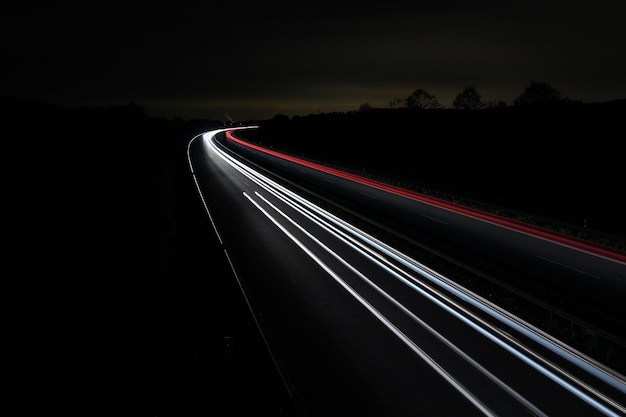 Tracce di luce sulla strada di notte