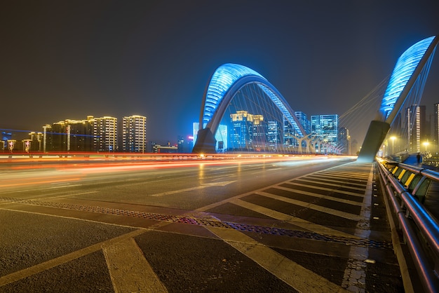 Tracce di luci e ombre per auto su ponti e autostrade di notte