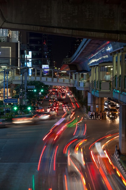 Tracce di luci per auto a Bangkok