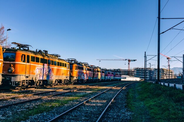 Tracce ferroviarie contro un cielo limpido