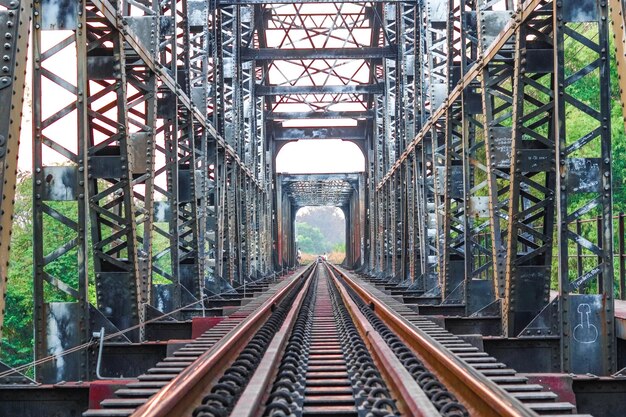 Tracce ferroviarie in ponte