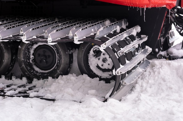 Tracce metalliche di un'auto spazzaneve in inverno nella neve