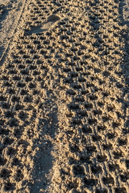 tracce nella sabbia segni di pneumatici per auto nella sabbia