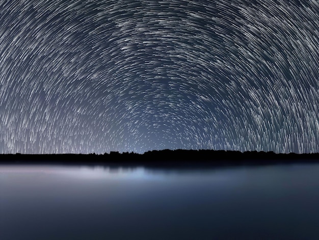 Tracce stellari nel cielo notturno. Startrails del cielo notturno.