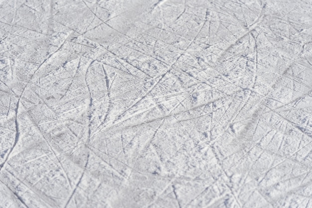 Tracce sul ghiaccio dai pattini sulla pista