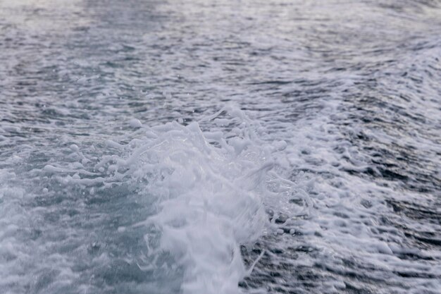 Traccia dell'onda del mare che rimane dietro il fondo di struttura del primo piano della barca