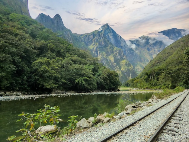 Traccia di un treno vicino a un fiume e intorno a una giungla a Cusco - Perù