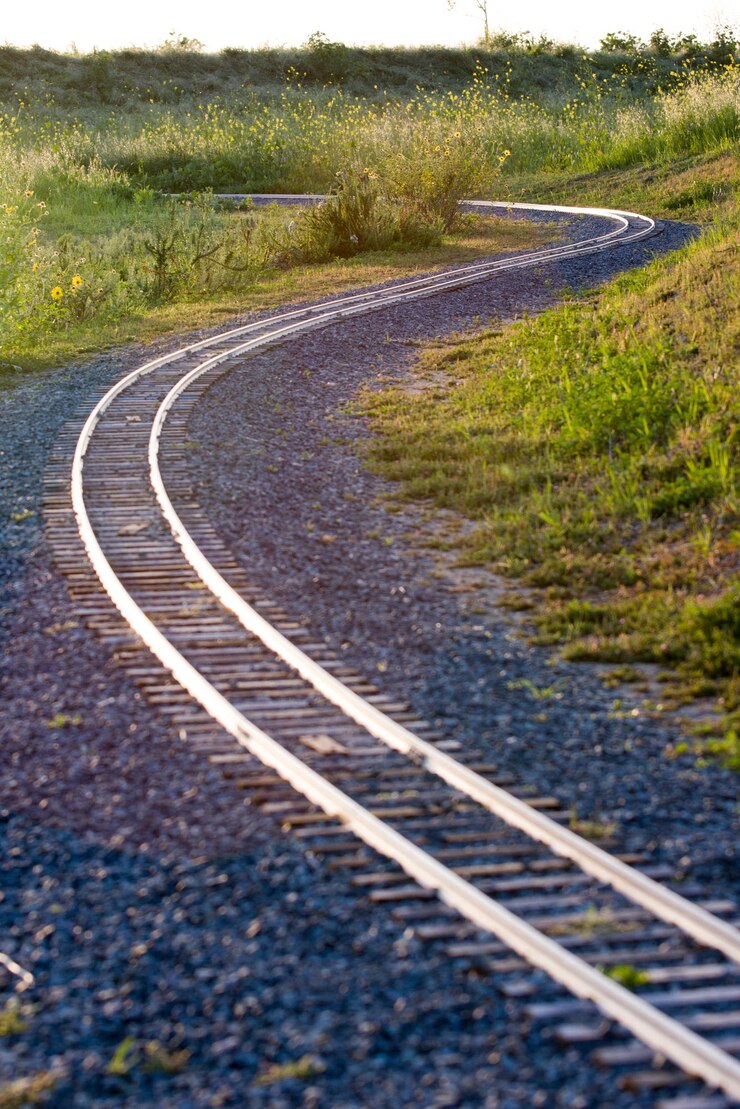 Foto traccia ferroviaria in mezzo al campo