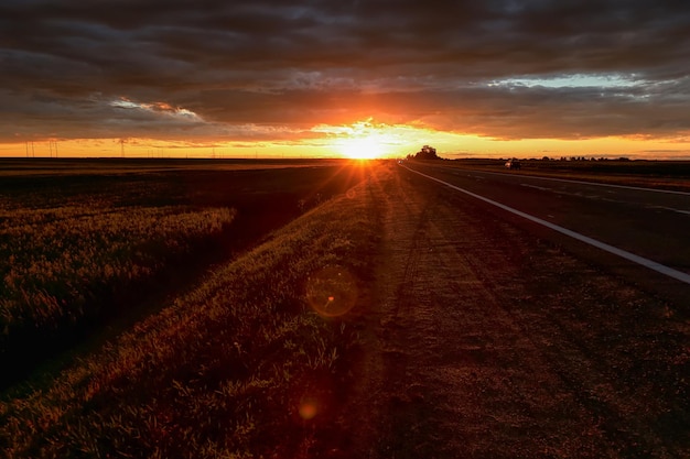 Traccia notturna di sfondo con il tramonto