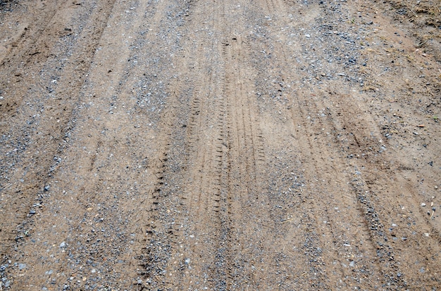 Traccia pneumatico su strada sterrata