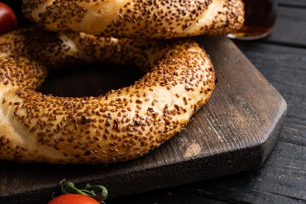 Tradizionale anello di sesamo mediorientale biscotti kandil simidi bagel su sfondo tavolo in legno nero