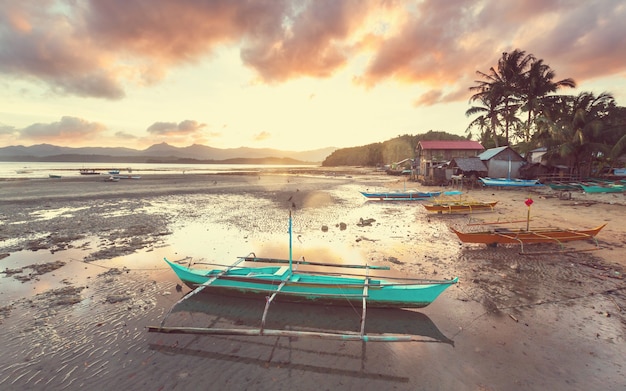 Tradizionale barca filippina in mare, isola di Palawan, Filippine