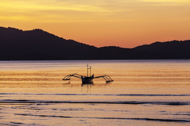 Tradizionale barca filippina in mare, isola di Palawan, Filippine