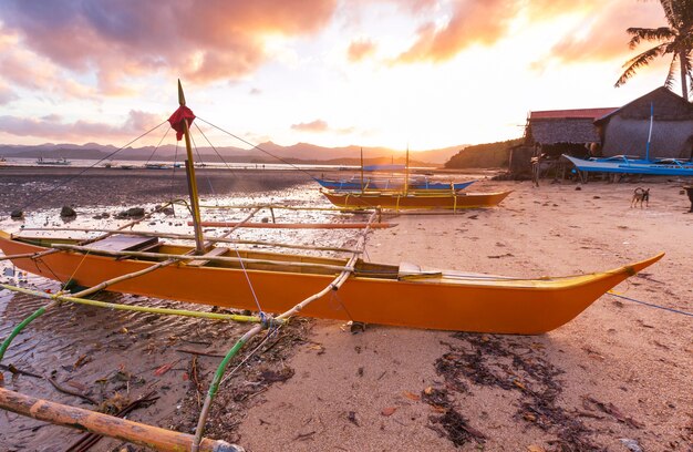 Tradizionale barca filippina in mare, isola di Palawan, Filippine