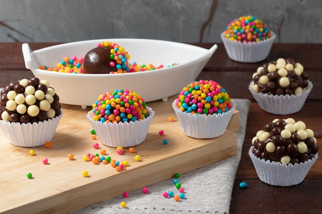 Tradizionale brigadiere brasiliano (brigadeiro) steso sul tavolo.