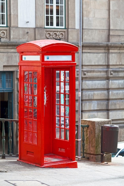 Tradizionale cabina telefonica portoghese rossa a Porto