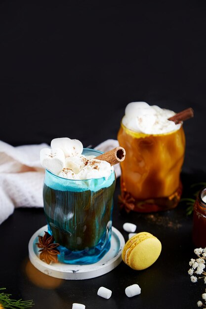 Tradizionale caffè viennese in vetro con panna montata marshmallow cannella e cardamomo Bevande natalizie Effetto bokeh