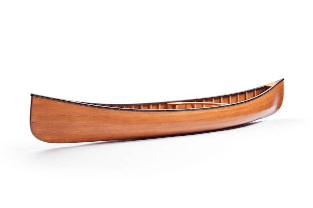 Tradizionale canoa di legno isolata su sfondo bianco