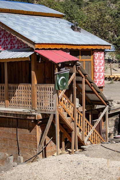 Tradizionale casa di legno Kalash nella valle di Kalash in Pakistan