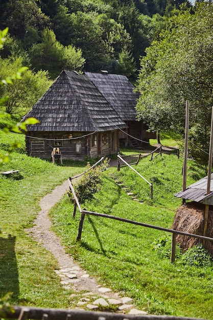 Tradizionale casa in legno dei Carpazi e famiglia nel museo etnografico Old VillageKolochava Transcarpathia