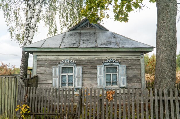 Tradizionale casa in legno nel villaggio di Oleshnia sulla regione di Polissya Chernihiv Ucraina