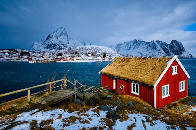 Tradizionale casa rorbu rossa nel villaggio di Reine sulle Isole Lofoten,