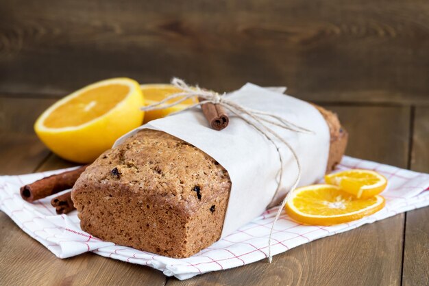 Tradizionale ciambella di Natale decorata con shugar bianco e frutta Sfondo di festa