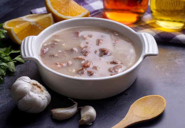 Tradizionale cibo turco delizioso zuppa tradizionale di tripe iskembe corbasi e zuppa di frattaglie turca Zuppa di carne Kelle Paca nome turco Kelle paca corbasi