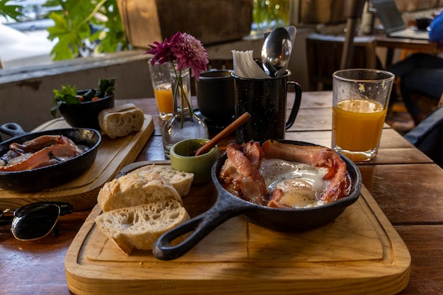 Tradizionale colazione completa in messico con salse succhi padelle come piatti caldi messico